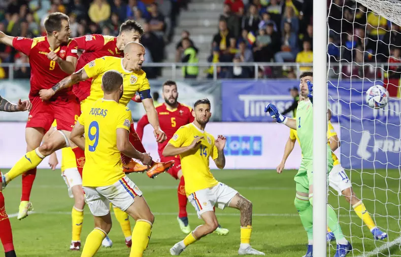 Mugosa (nr. 9) reia cu capul de langa Chiriches si deschide scorul pe Giulesti. Foto: EPA