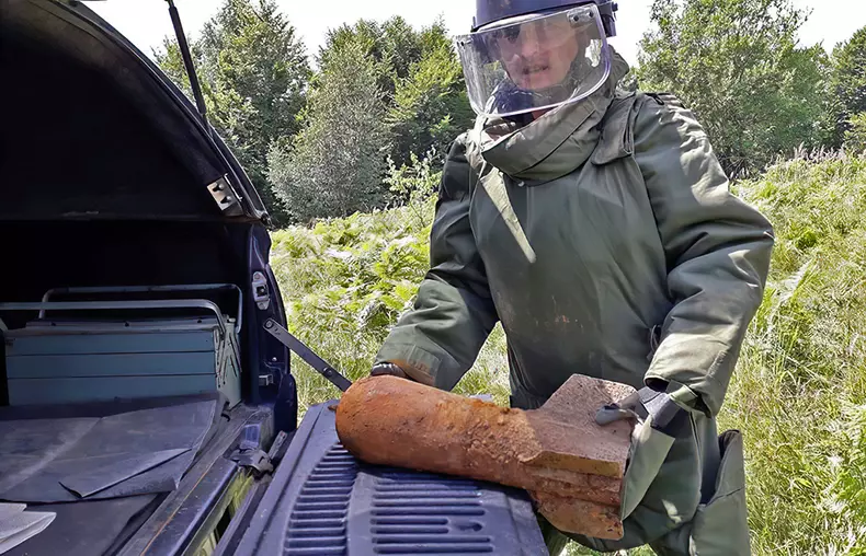 Pirotehnist din cadrul ISU Bacău manevrează proiectile din cel de al doilea război mondial