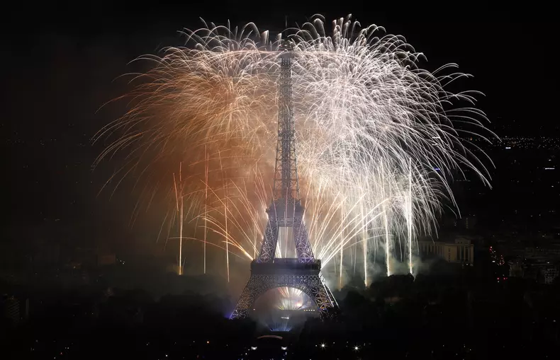 spectacol de artificii impresionant la Turnul Eiffel