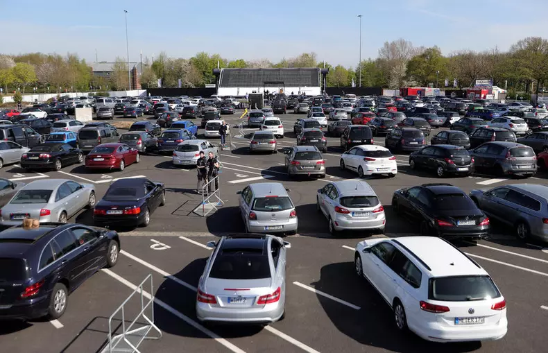 Liturghie în parcare: În orașul Dusseldorf un cinema drive-in a fost transformat într-o biserică drive-in. În Vinerea Mare, parcarea a fost umplută de 400 de mașini, iar aproximativ 800 de credincioși au luat parte la slujbă.