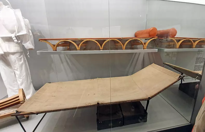 Pat militar extensibil portabil în valiză Vuitton