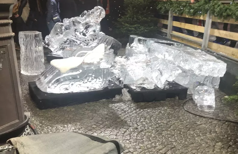 Targul de Craciun Luxemburg-statuie gheata-copil mort2