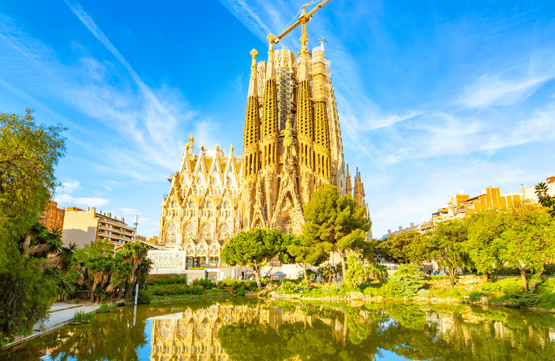 ce-tari-sa-vizitezi-in-luna-iunie-2023-barcelona-sagrada-familia