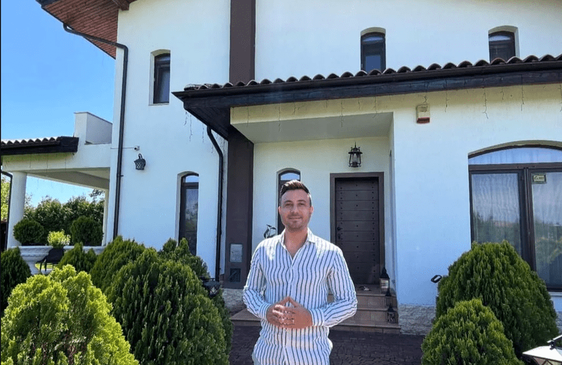 valentin Sanfira în fața vilei sale