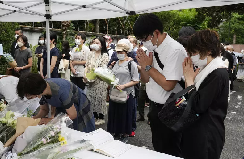 People pay tribute to former Japanese Prime Minister Shinzo Abe