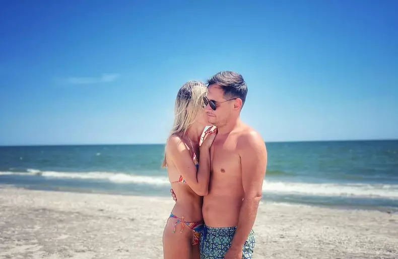Mihai rait si sotia la plaja