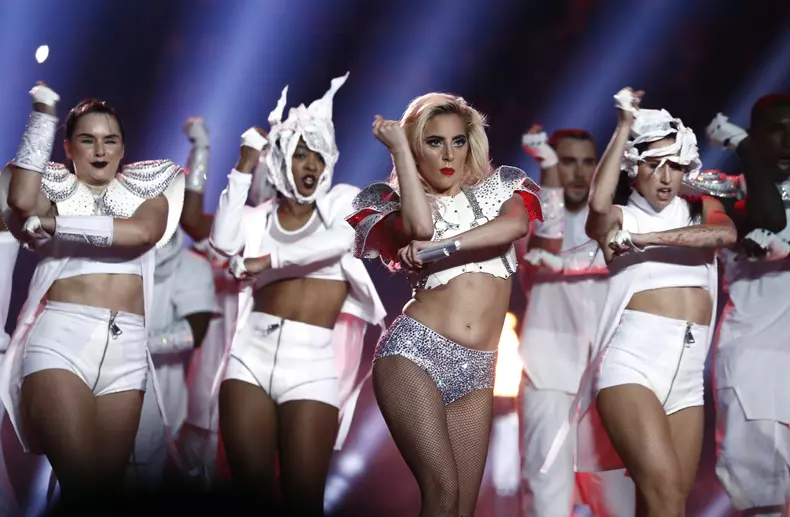 Lady Gaga a făcut spectacol în pauza Super Bowl