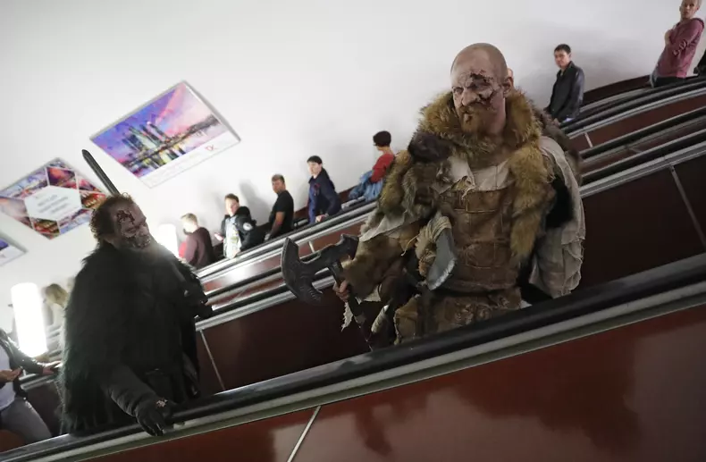 Umblătorii Albi din Game of Thrones au luat cu asalt metroul din Moscova