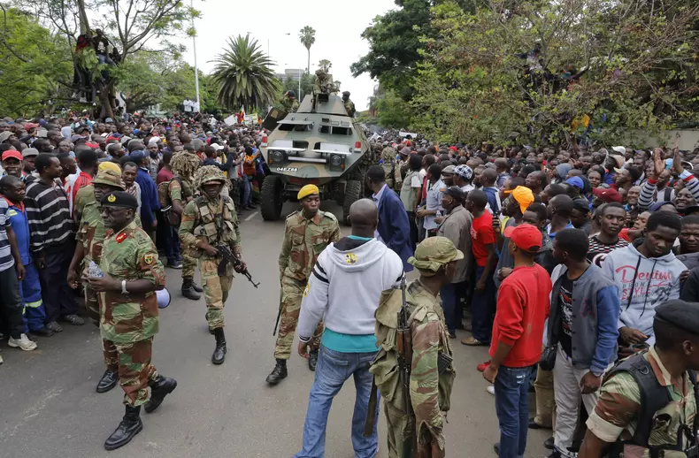 Criză în Zimbabwe: Mii de oameni au ieșit pe străzi pentru cere demisia lui Robert Mugabe