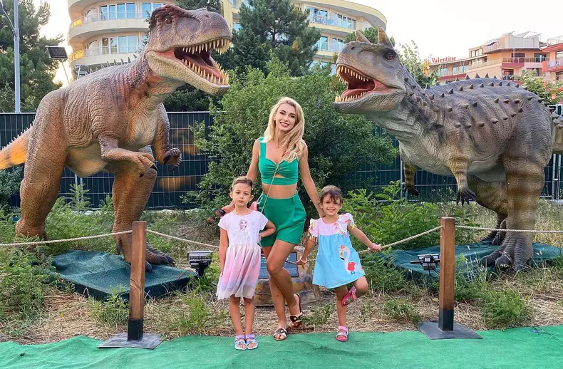 andreea-balan-si-fetitele-la-gradinita-de-stat-5