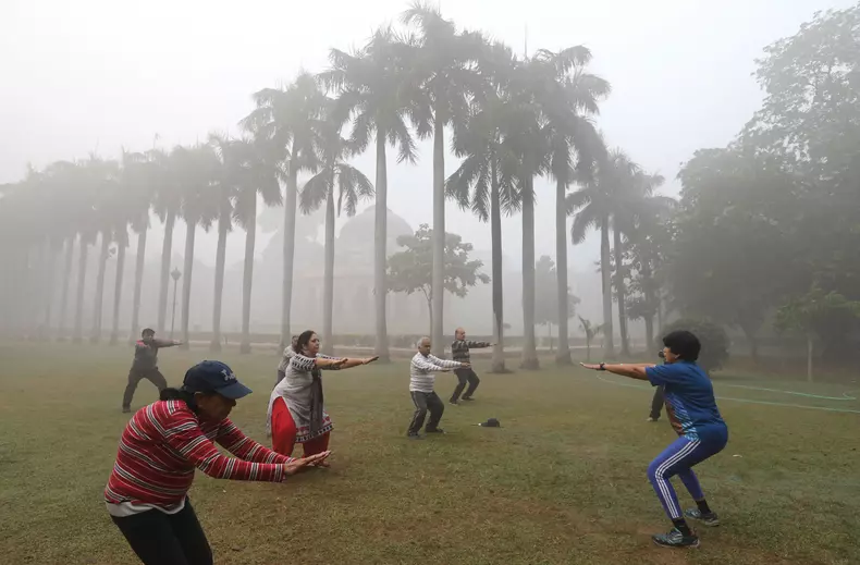 New Delhi struggles with heavily polluted air