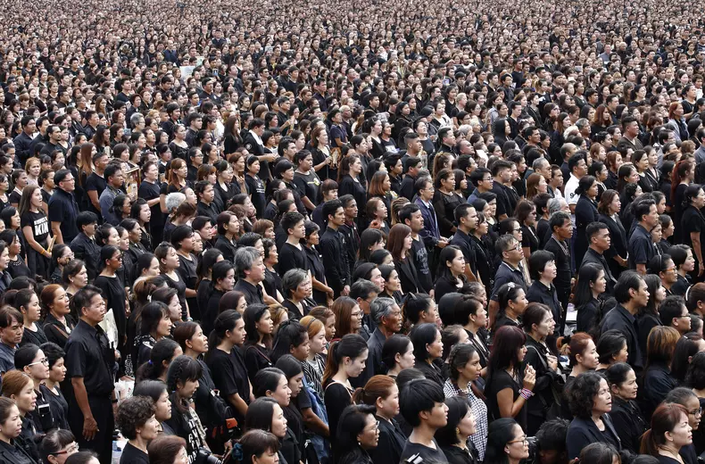 Thailanda, in doliu. Sute de mii de oameni au cântat imnul național în Thailanda, în onoarea regelui Bhumibol