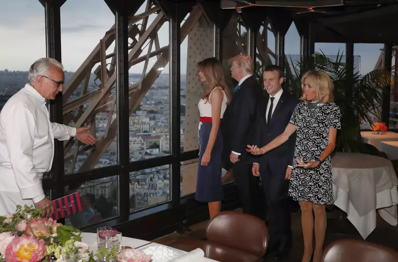 Brigitte Macron, Emmanuel Macron, Melania Trump și Donald Trump, la restaurantul Le Jules Verne