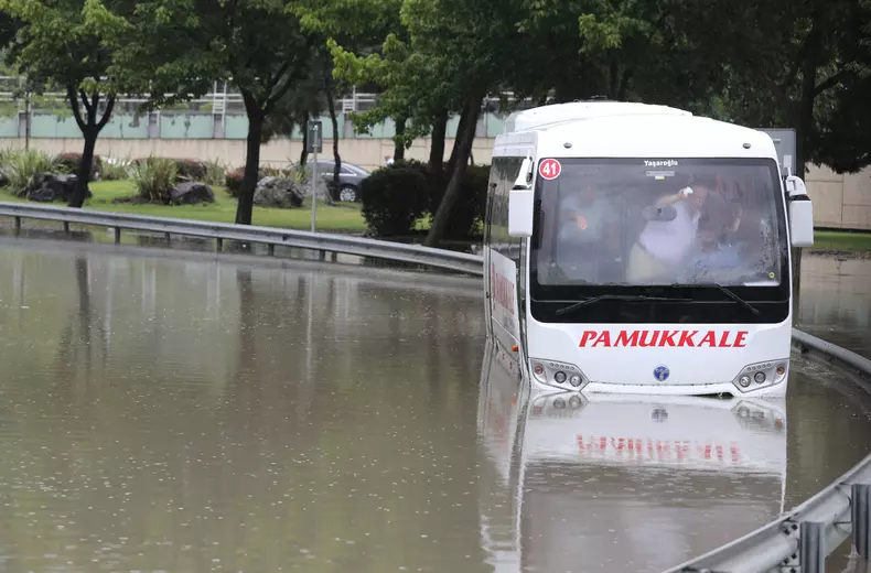 Istanbul inundat în urma ploilor torențiale