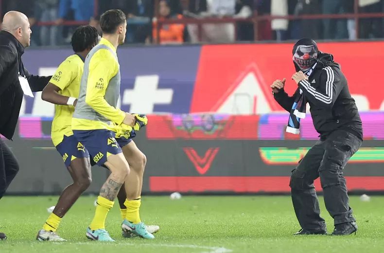 Fenerbahce Players Attacked By Rival Trabzonspor Fans - Turkey
