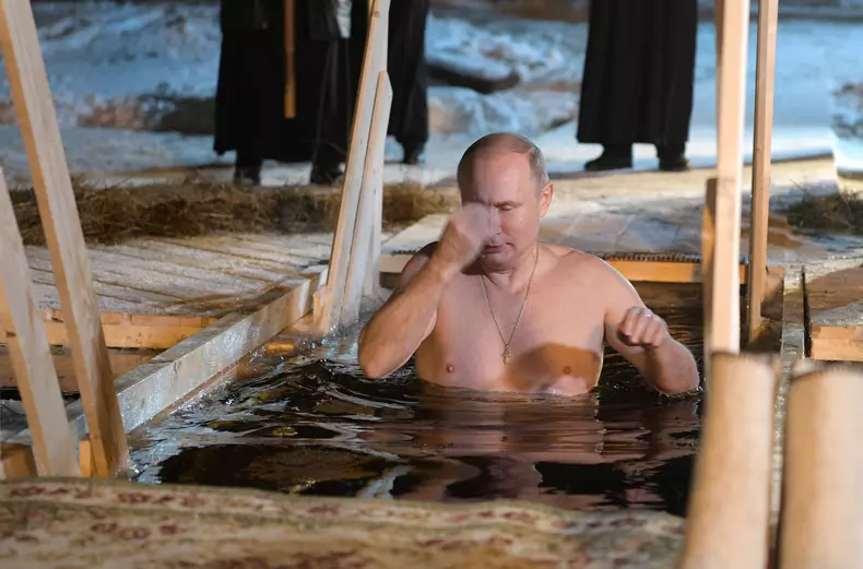 Vladimir Putin, la bustul gol. A făcut baie într-un lac de Bobotează