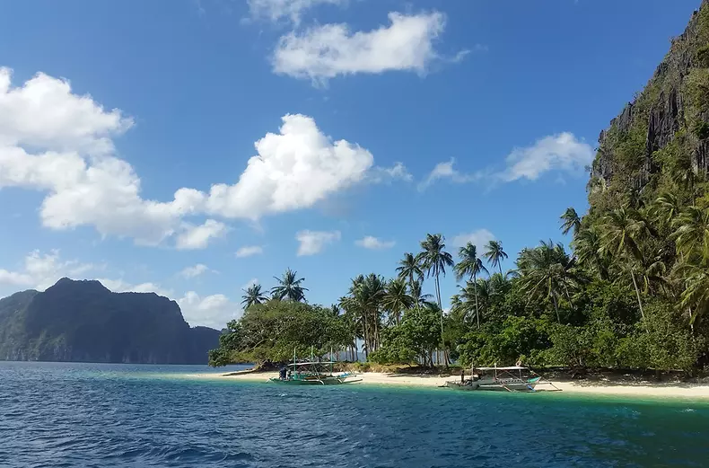 Insula Pinanbuyutan, la 15 minute cu barca din El Nido