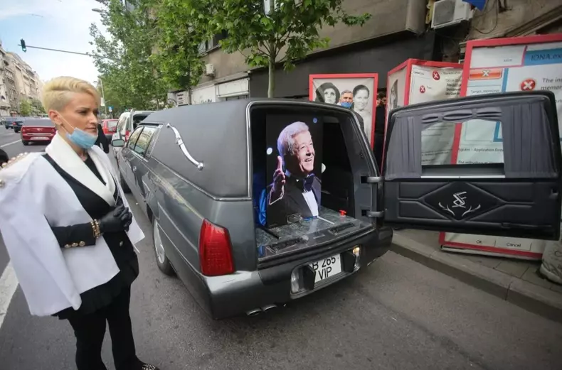 blonda imbracata in alb de la inmormantarea lui dichiseanu 3