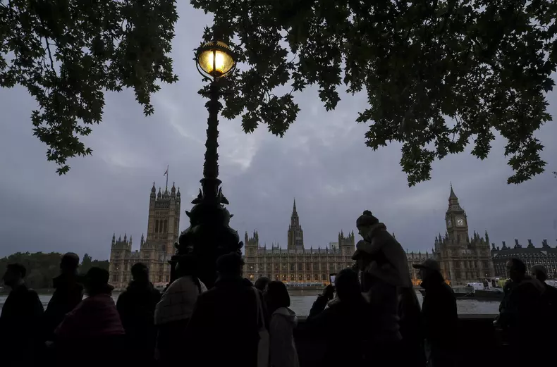People queue to pay their respects to Britain's Queen Elizabeth II lying in state