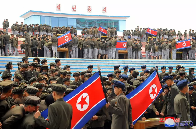 Peste 1,4 milioane de tineri nord-coreeni s-au înscris voluntari în armată. FOTO KCNA Watch