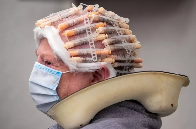 Hairdressers shops reopen in Germany