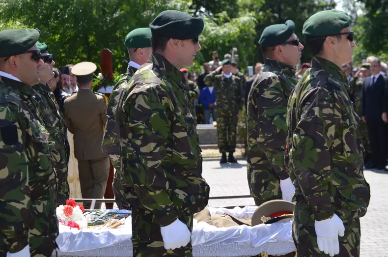 Ajutorul de deces pentru urmaşii militarilor şi poliţiştilor cu peste 25 de ani vechime