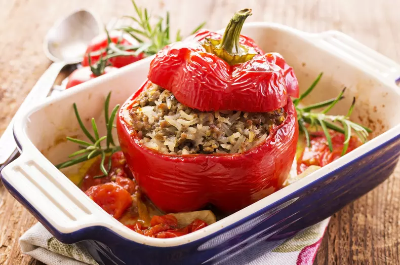 Ardei umplut cu carne tocată, orez și verdeață