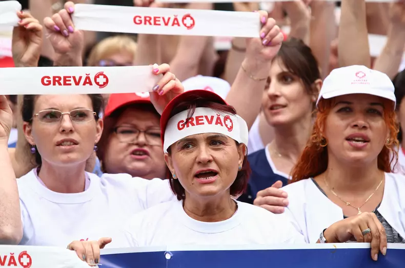 Angajații din Sănătate au protestat în fața spitalului Floreasca din București. Foto: Vlad Chirea