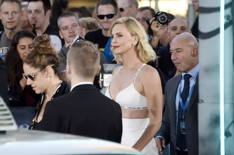 Charlize Theron a apărut în sutien pe covorul roșu