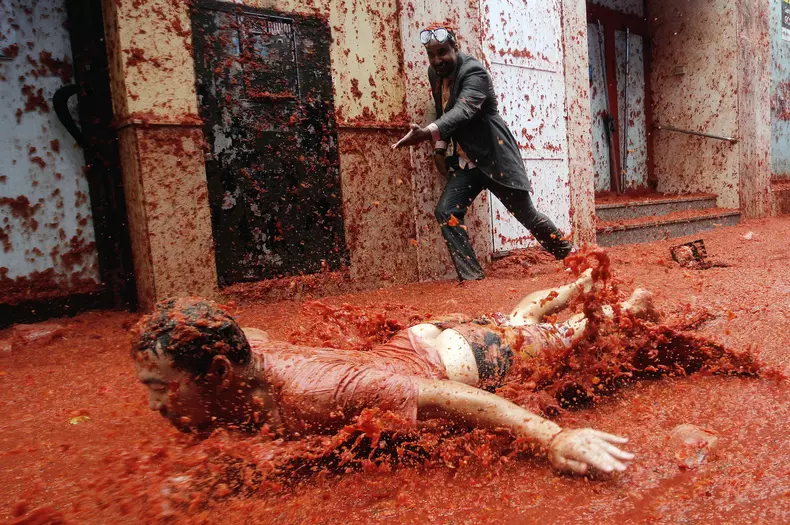 Aproximativ 22.000 de oameni s-au bătut cu roșii la celebrul festival Tomatina