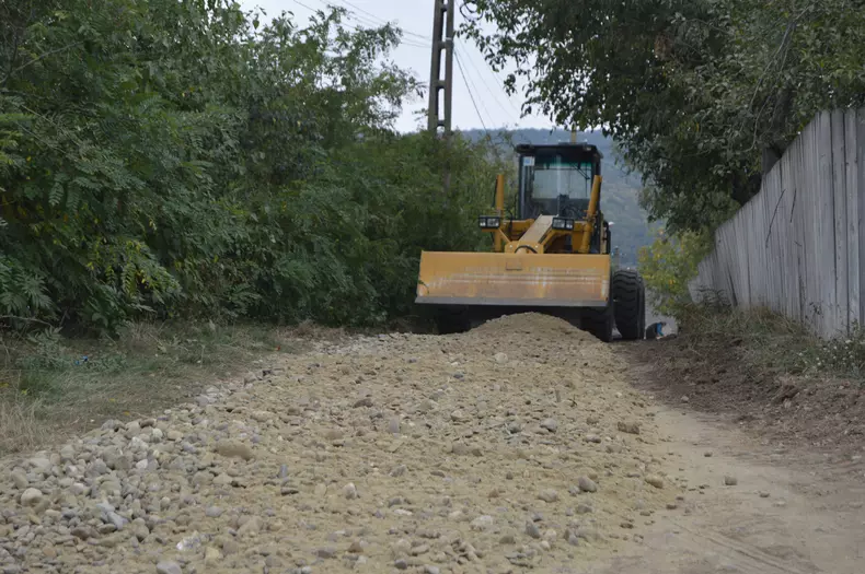 Drumul care duce la primar acasa si se lucreaza de zor in timp ce scoala noua sta inchisa