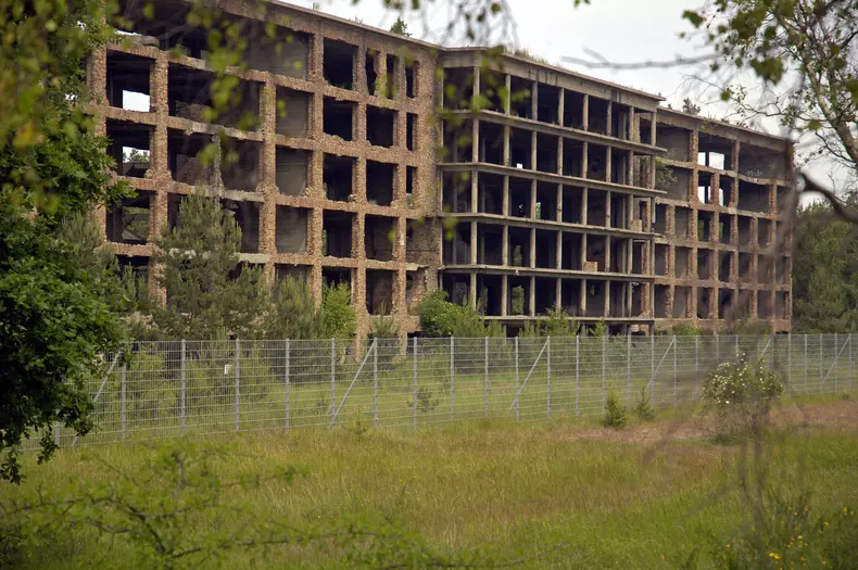 Prora este aşezat de-a lungul golfului Sassnitz şi regiunea Binz
