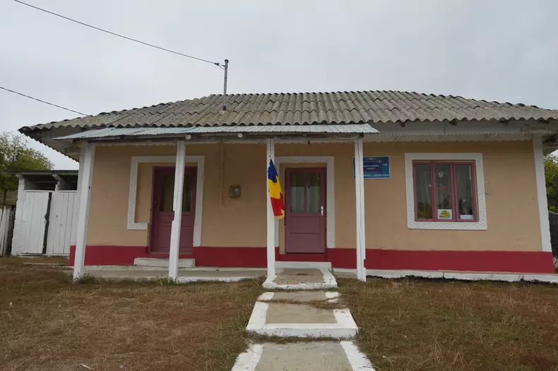 Scoala Albesti (functioneaza intr-un fost magazin al cooperatiei mestesugaresti)