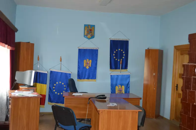 biroul primarului de Delesti, dechis pentru toata lumea, in timp ce edilul isi pietruieste drumul de acasa