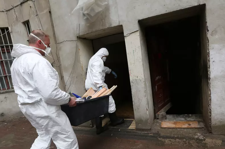 Police closes building due to unhealthy conditions