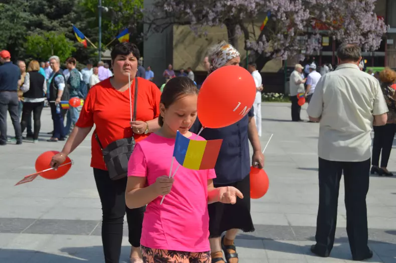 FOTO / 1 Mai muncitoresc, sărbătorit de PSD-iști din Vaslui printr-un marș în oraș, cu steaguri și baloane roșii