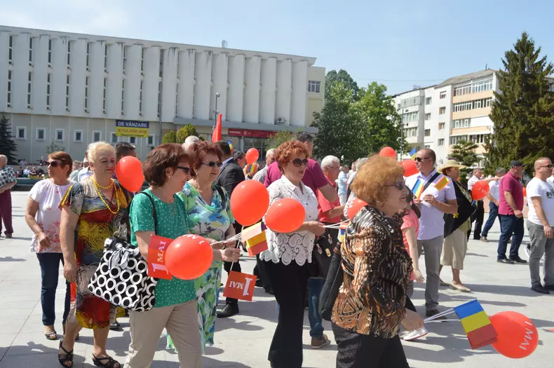 FOTO / 1 Mai muncitoresc, sărbătorit de PSD-iști din Vaslui printr-un marș în oraș, cu steaguri și baloane roșii