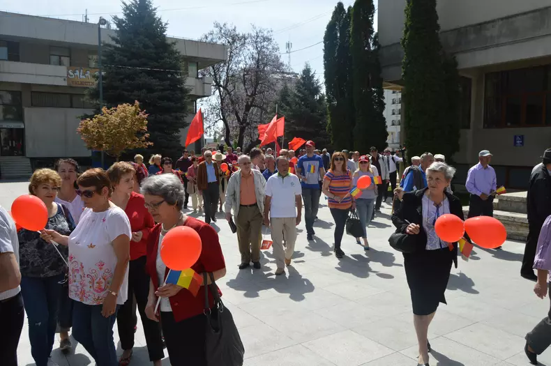 FOTO / 1 Mai muncitoresc, sărbătorit de PSD-iști din Vaslui printr-un marș în oraș, cu steaguri și baloane roșii