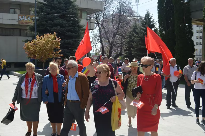 FOTO / 1 Mai muncitoresc, sărbătorit de PSD-iști din Vaslui printr-un marș în oraș, cu steaguri și baloane roșii