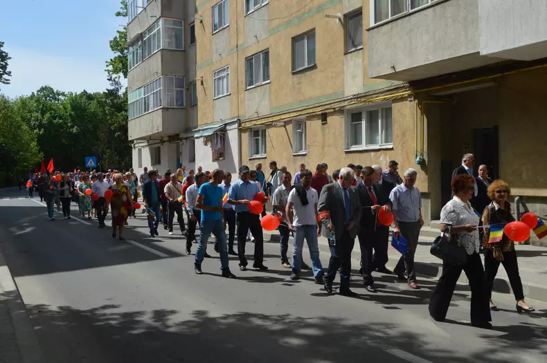 FOTO / 1 Mai muncitoresc, sărbătorit de PSD-iști din Vaslui printr-un marș în oraș, cu steaguri și baloane roșii