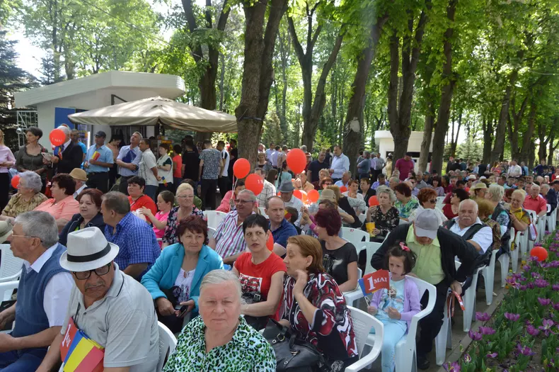 FOTO / 1 Mai muncitoresc, sărbătorit de PSD-iști din Vaslui printr-un marș în oraș, cu steaguri și baloane roșii