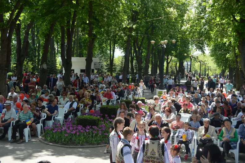 FOTO / 1 Mai muncitoresc, sărbătorit de PSD-iști din Vaslui printr-un marș în oraș, cu steaguri și baloane roșii