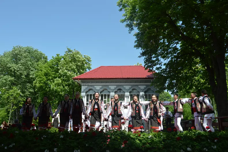 FOTO / 1 Mai muncitoresc, sărbătorit de PSD-iști din Vaslui printr-un marș în oraș, cu steaguri și baloane roșii