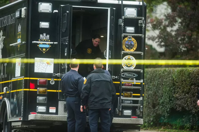 atac armat la o sinagogă din Pittsburgh