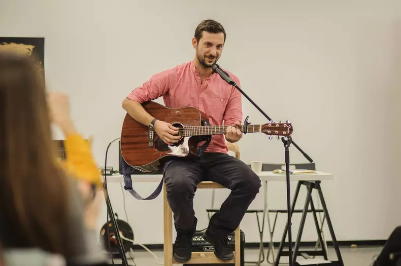 Cum să reziști în Asia fără telefon și cu program de călugăr budist