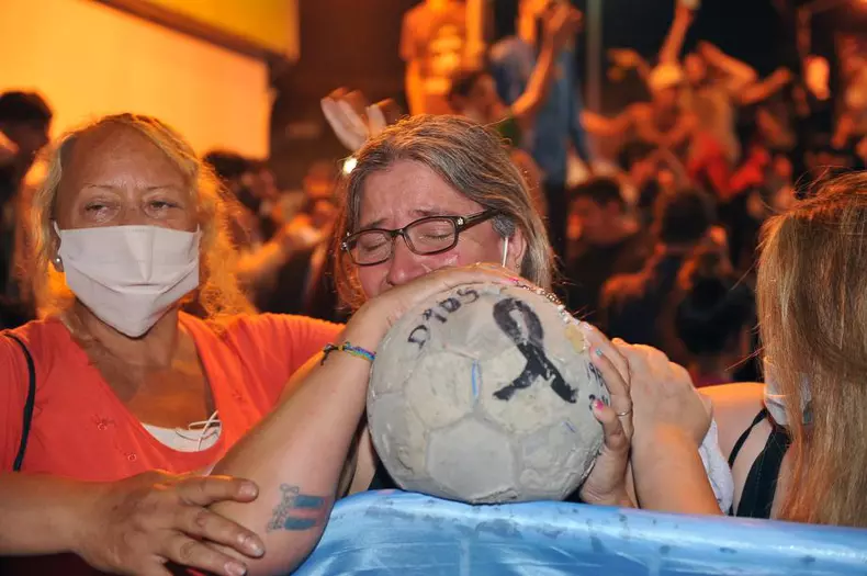 Maradona's followers gather at the morgue