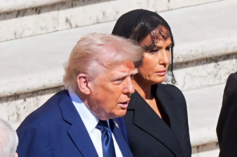 Donald Trump (stânga), alături de soția sa, Melania, la funeraliile Papei Francisc Foto: Hepta