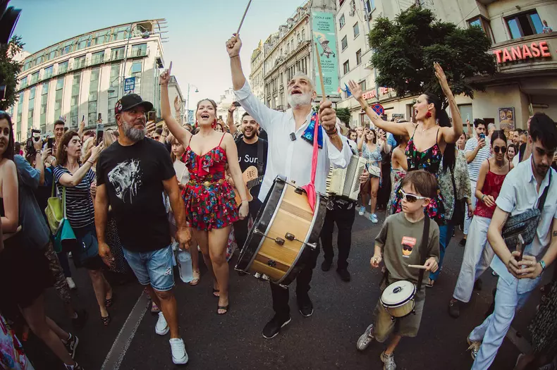 damian draghici pe calea victoriei cu formatia (3)