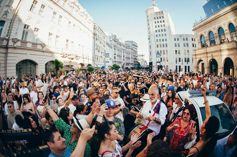 damian draghici pe calea victoriei cu formatia (4)