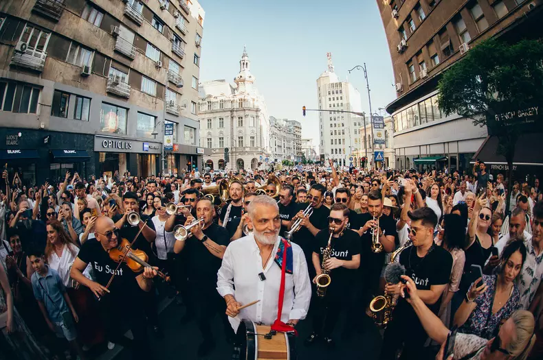 damian draghici pe calea victoriei cu formatia (5)